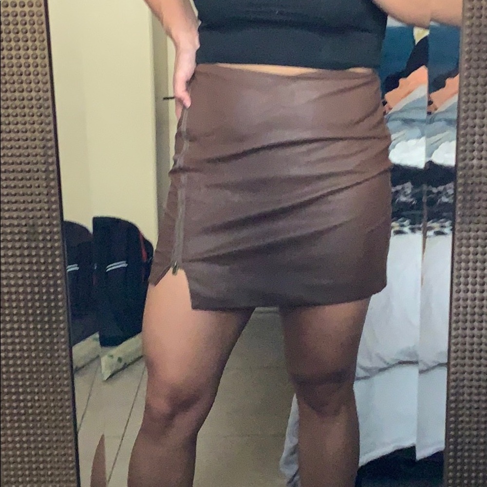 Faux leather skirt. Front zipper